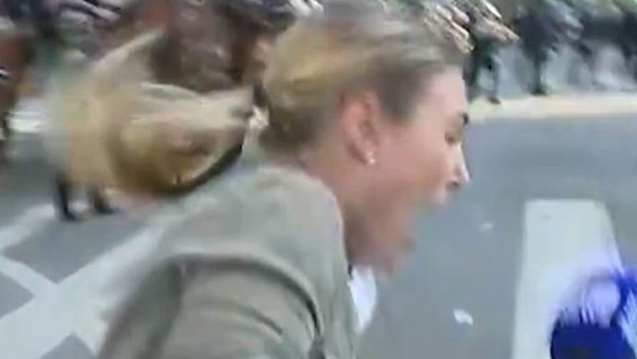World reacts after LA police shoot Aussie journalist with rubber bullet