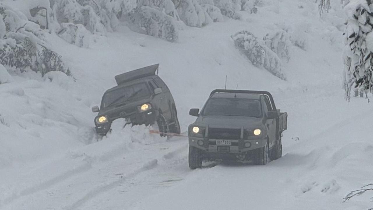 Mt Hotham rescue continues for second day after 20 people stranded in snow on Saturday