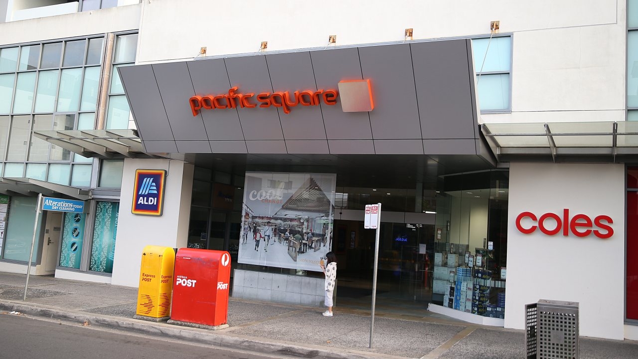 NSW Police investigation and search underway after man, 23, stabbed in the neck outside Coles supermarket in Maroubra