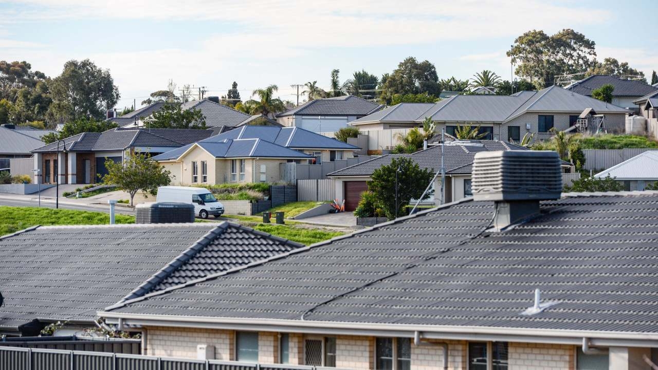 Barefoot Investor Scott Pape slams RBA's interest rate cut as hindering young people entering housing market