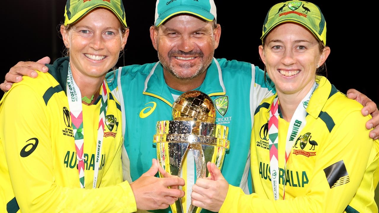 Former England white-ball coach and former Australian women's coach Matthew Mott will lead the Sydney Sixers in the WBBL