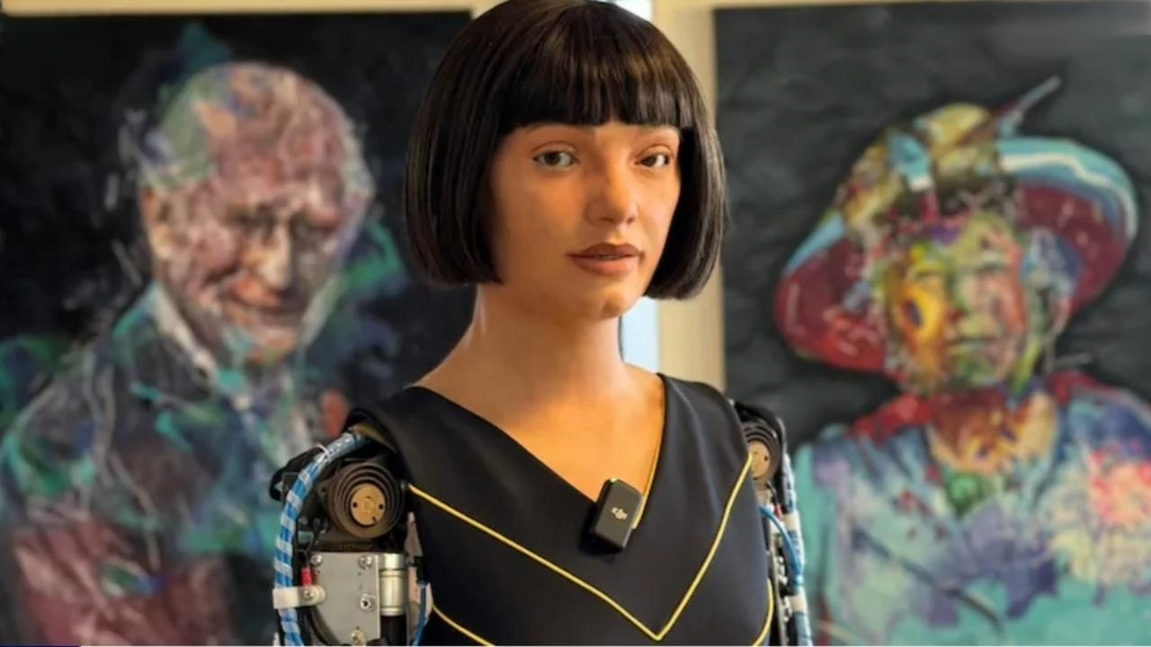 Robot creates AI portrait of King Charles