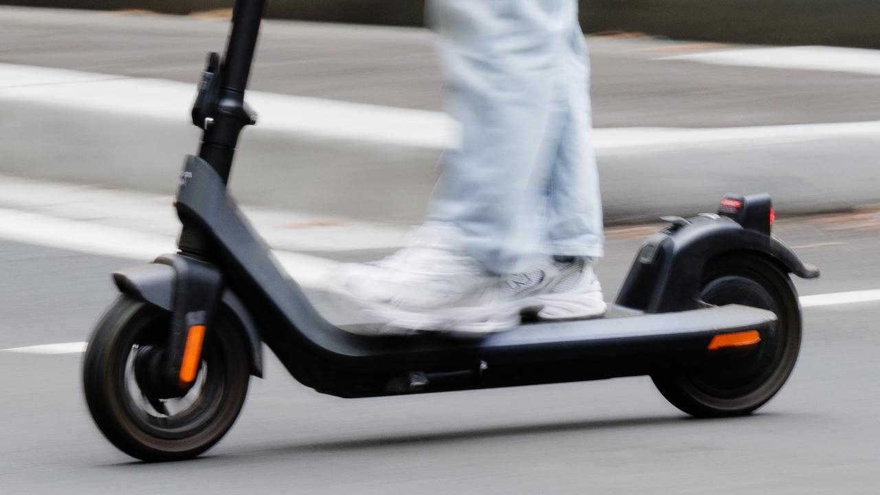 Teen dies in e-scooter crash at Mareeba, Queensland