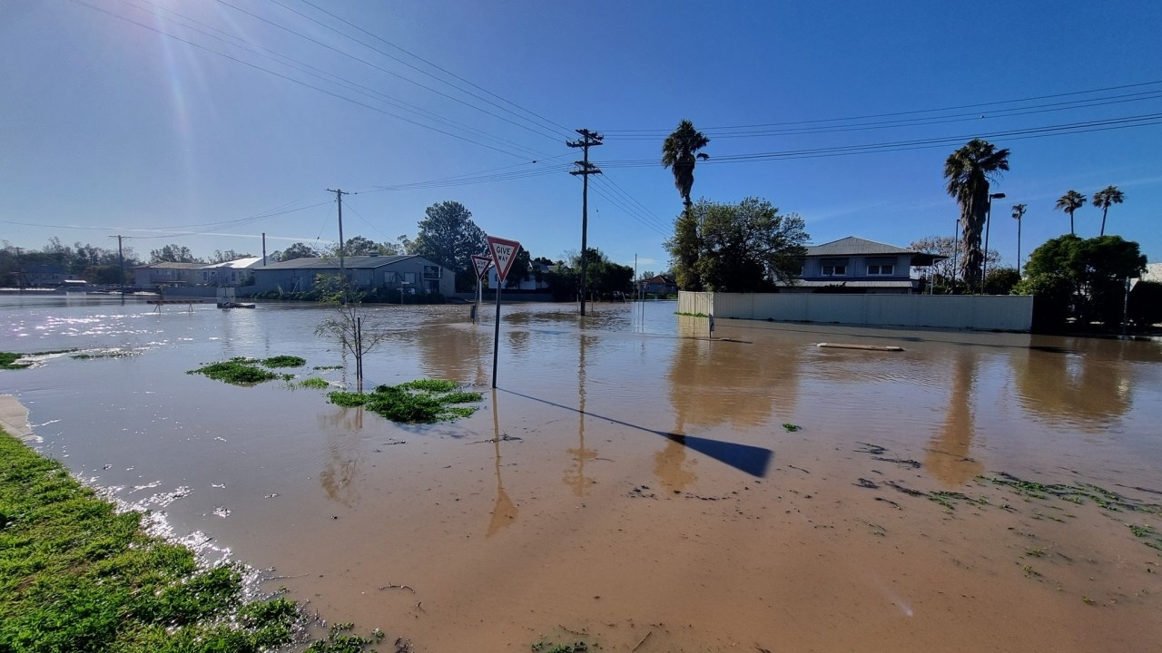 Parts of Hunter, Gunnedah in NSW's north ordered to 'evacuate now' as floodwater levels rise amid extreme deluge, with young woman still missing