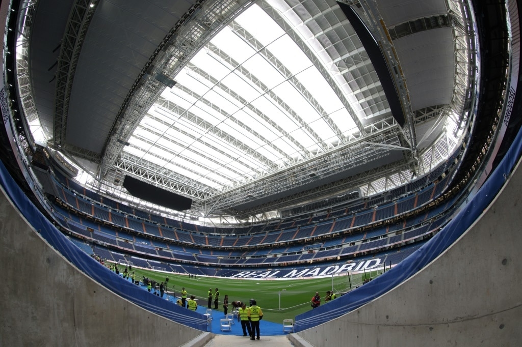 Atletico cash in on Real Madrid's Bernabeu concert woes