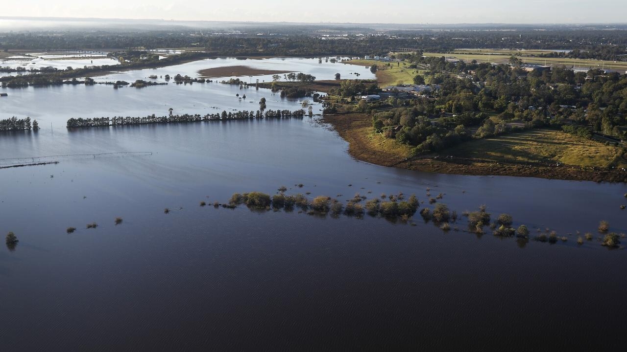 ‘The community is damn anxious': Taree residents call for help amid flash flooding