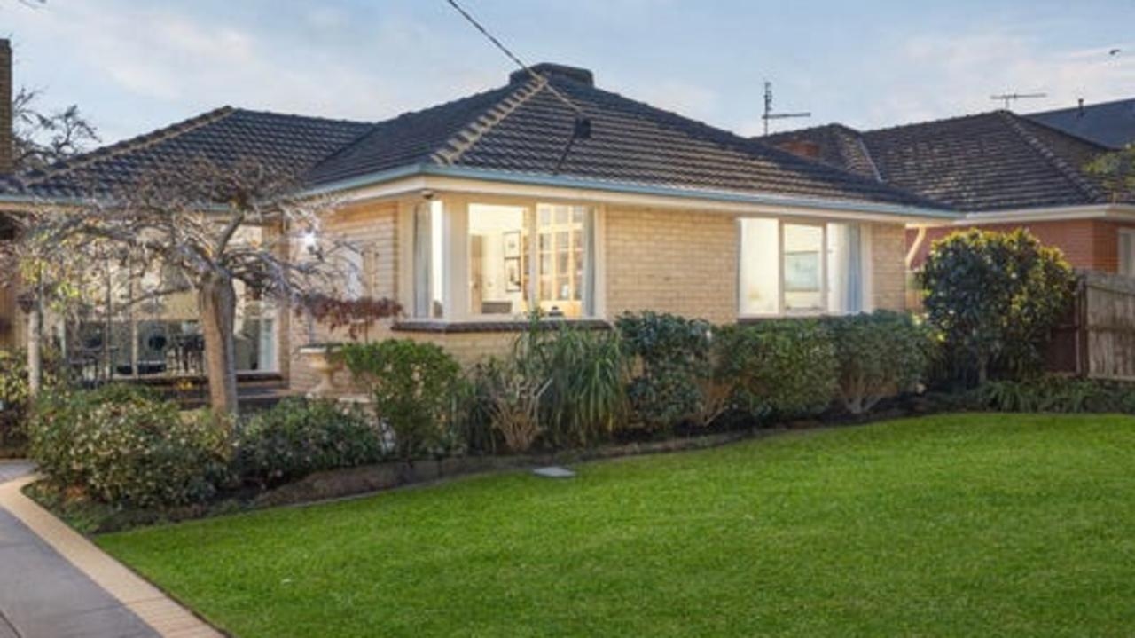 Auction comedy: prankster waves $100 to speed up bids
