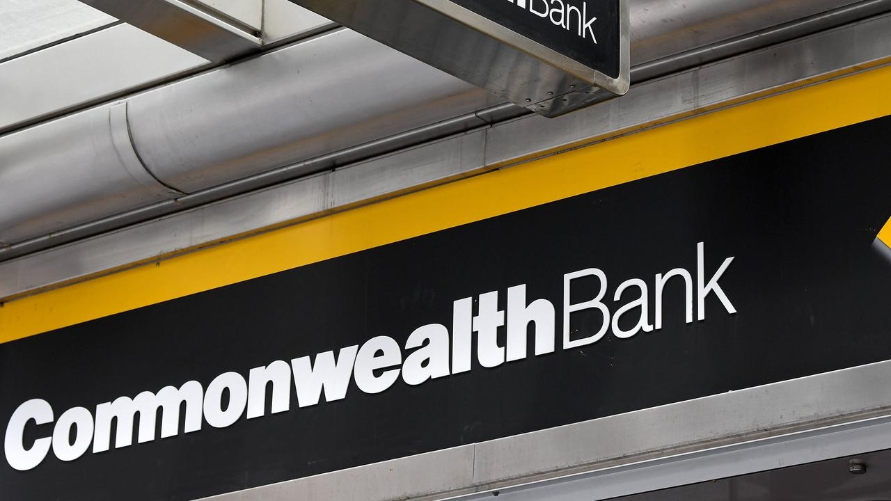 Hundreds of CommBank customers unable to send money transfer or pay people
