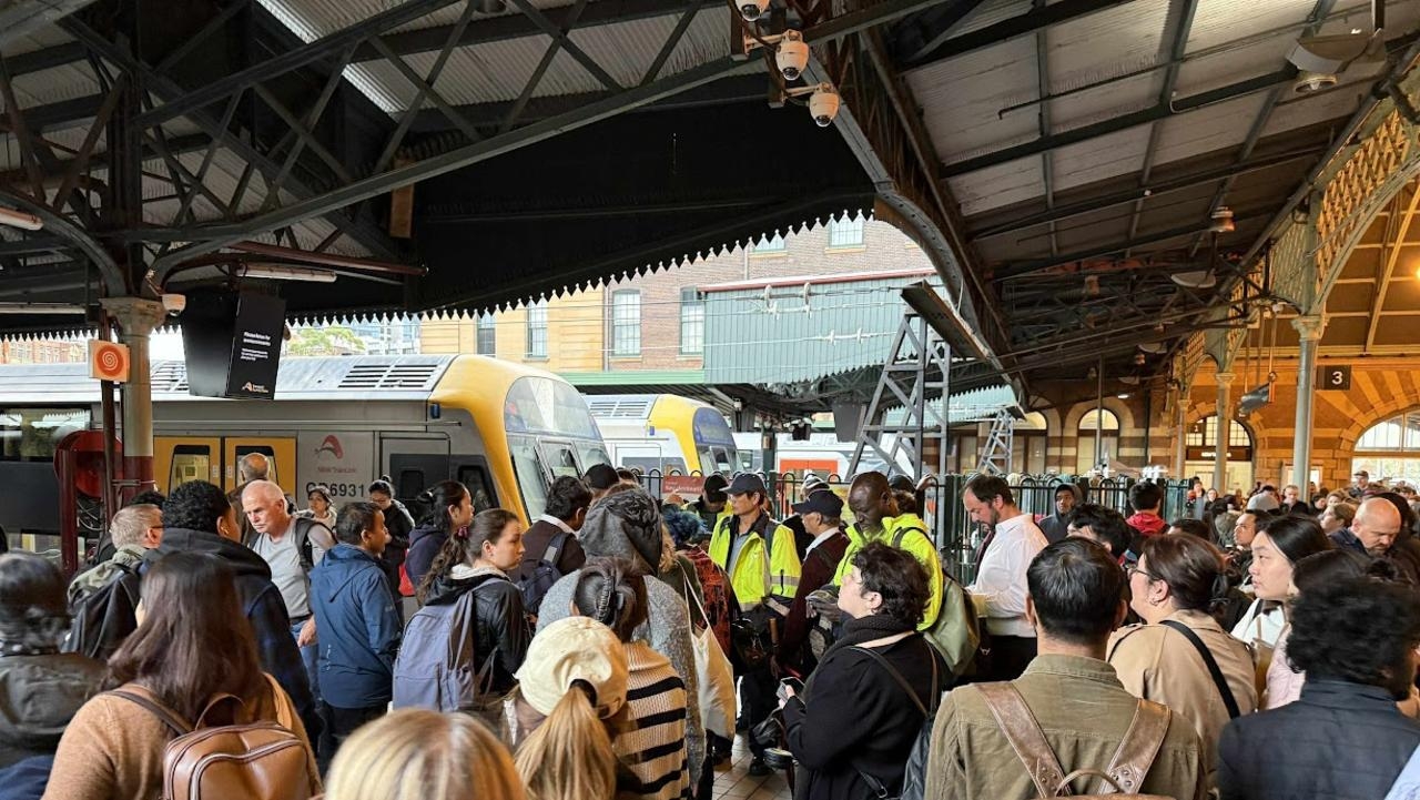 Sydney: Power outage shuts down Sydney train lines