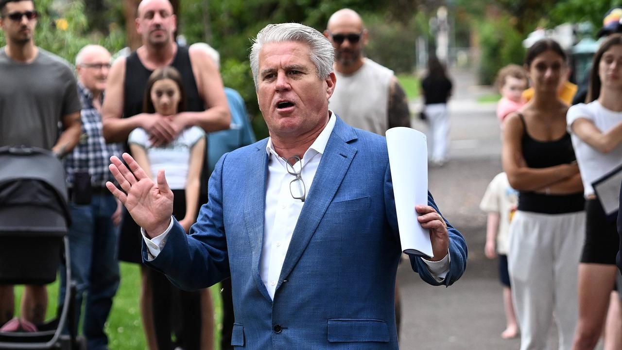 Melbourne families flood Frankston and Sunshine as Melbourne's sub-$1m homes rapidly disappear
