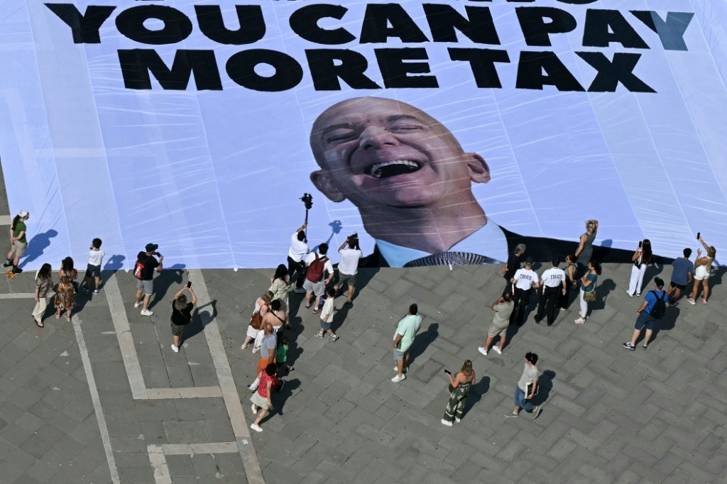 Glamour, gripes as celebs head to Venice for exclusive Bezos wedding