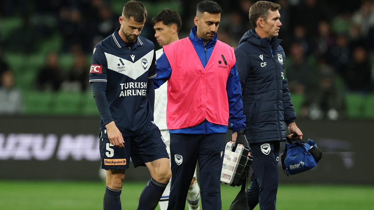 Melbourne Victory centre-back Brendan Hamill ruptures anterior cruciate ligament in his knee