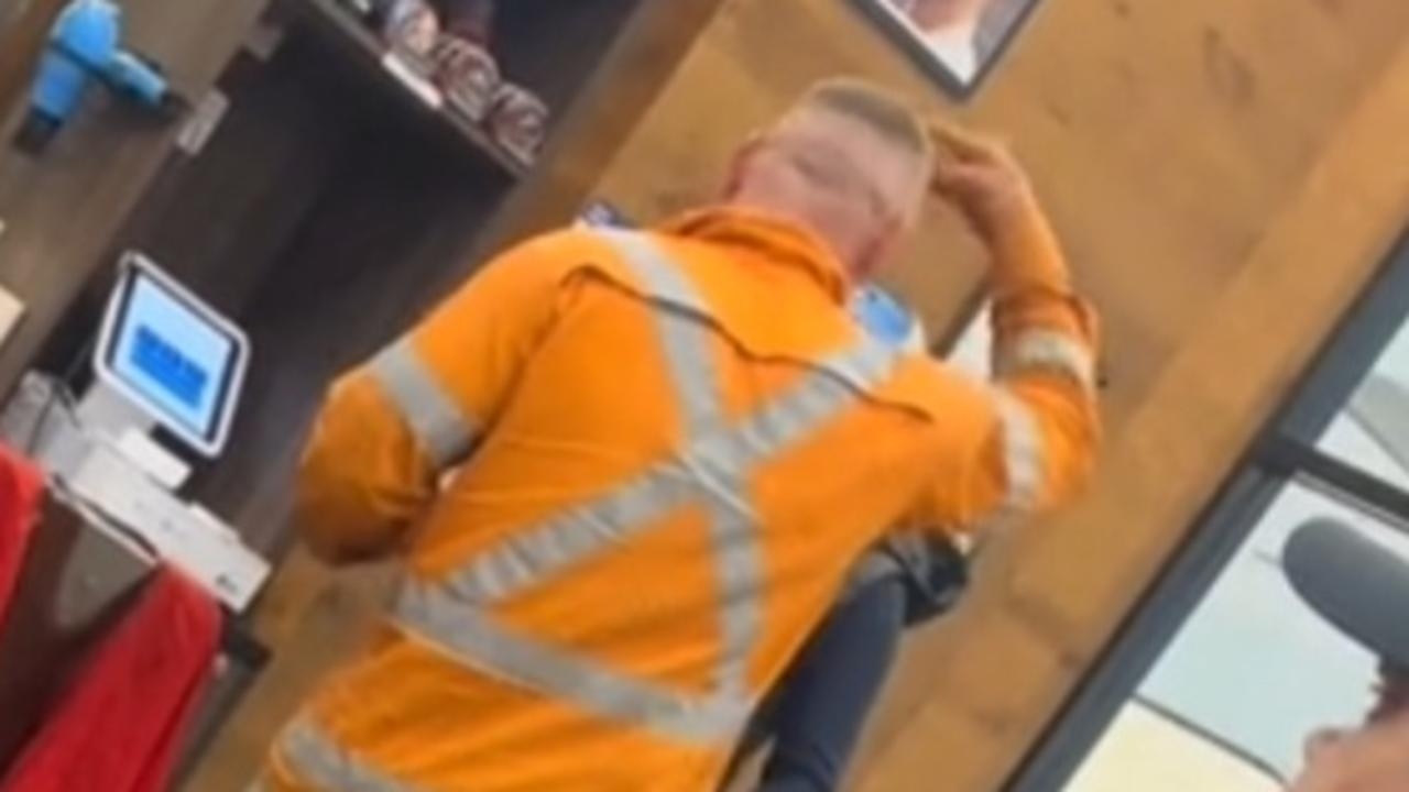 ‘Is that straight, mate?': Tradie explodes at barber over haircut