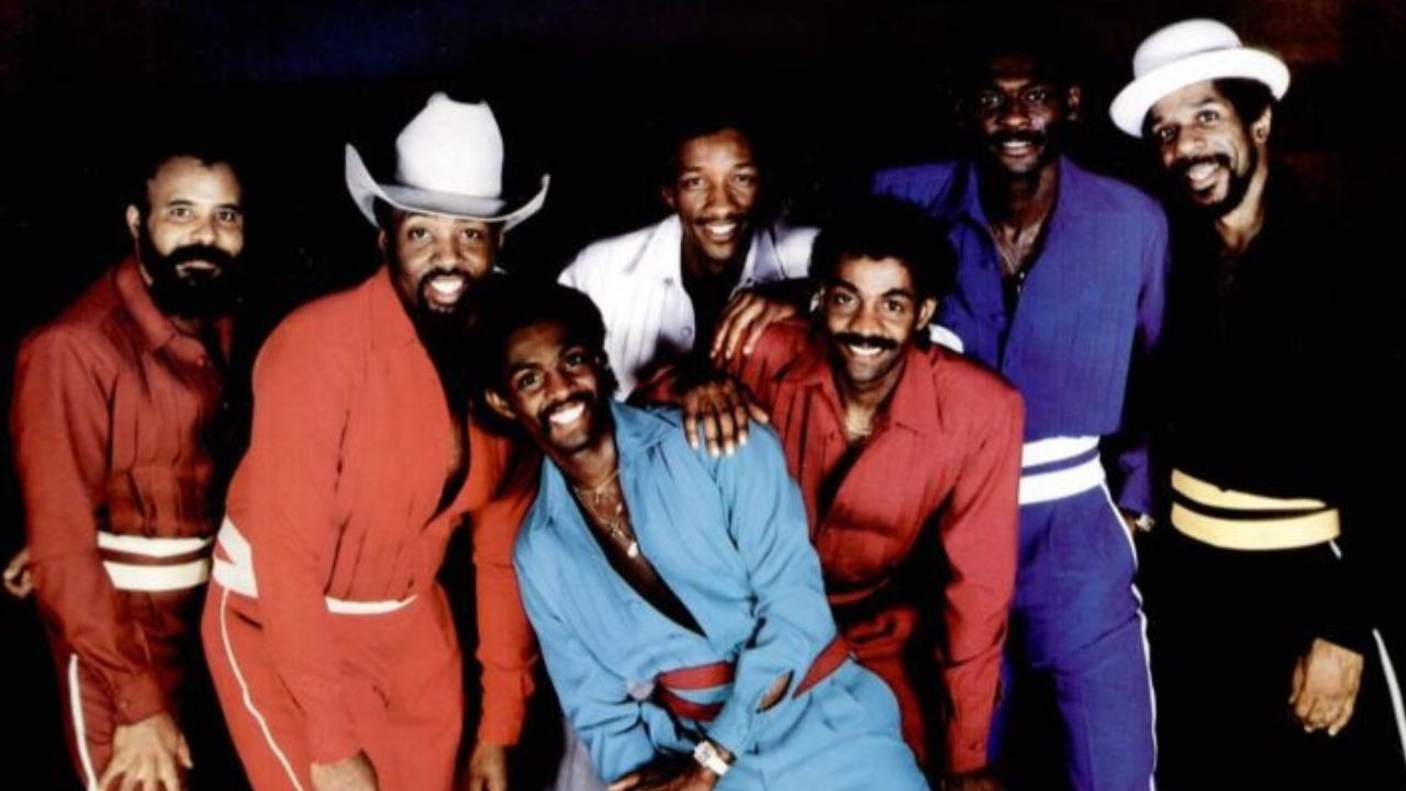 R&B legend, singer for legendary band killed in car crash