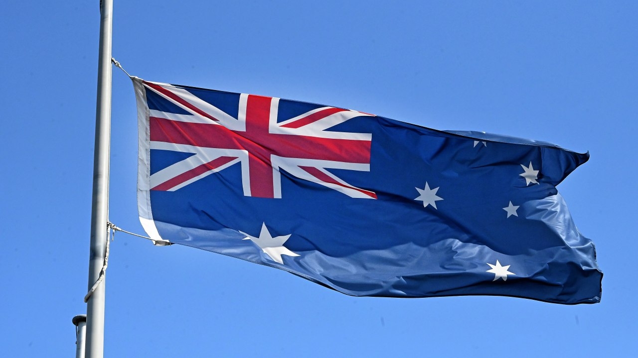 New poll shows more than 70 per cent of public support Australian flag as Mornington Peninsula council responds to backlash