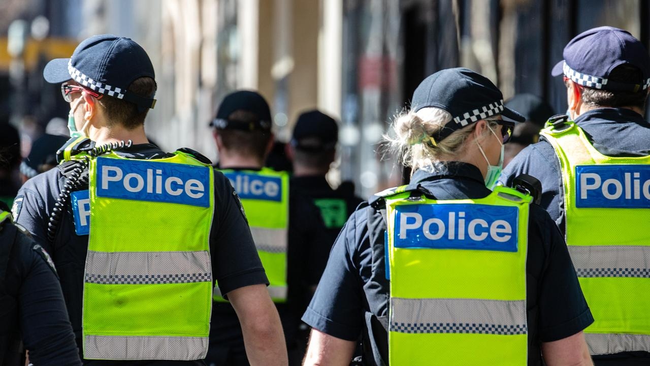 Customers, staff flee after arsonists target Melbourne cafe