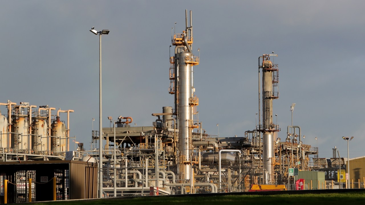 Beach Energy boss Brett Woods slams Victoria's gas policy after Santos CEO Kevin Gallagher likens state to North Korea