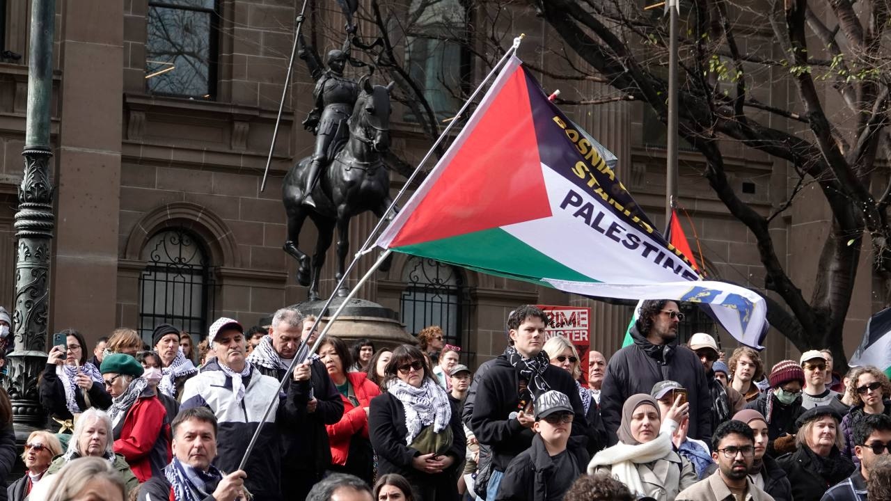 Hundreds of police officers gearing up for Melbourne pro-Palestine march on CBD set to block bridge