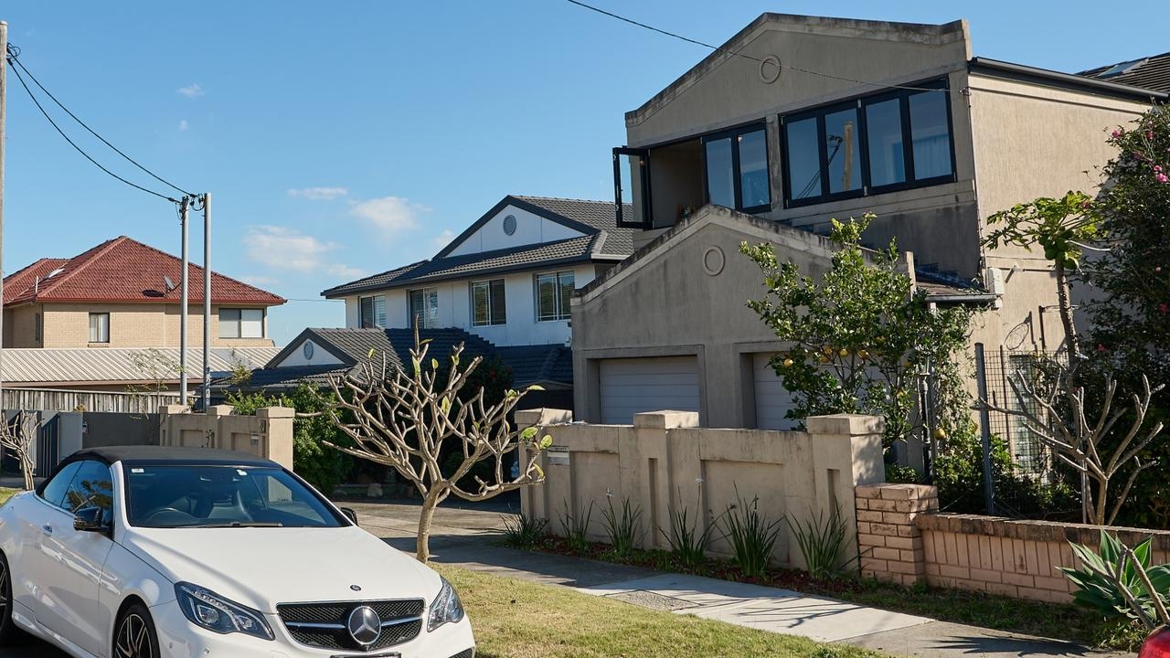 Teenager charged after 16-year-old boy allegedly stabbed at house party in Chifley, NSW