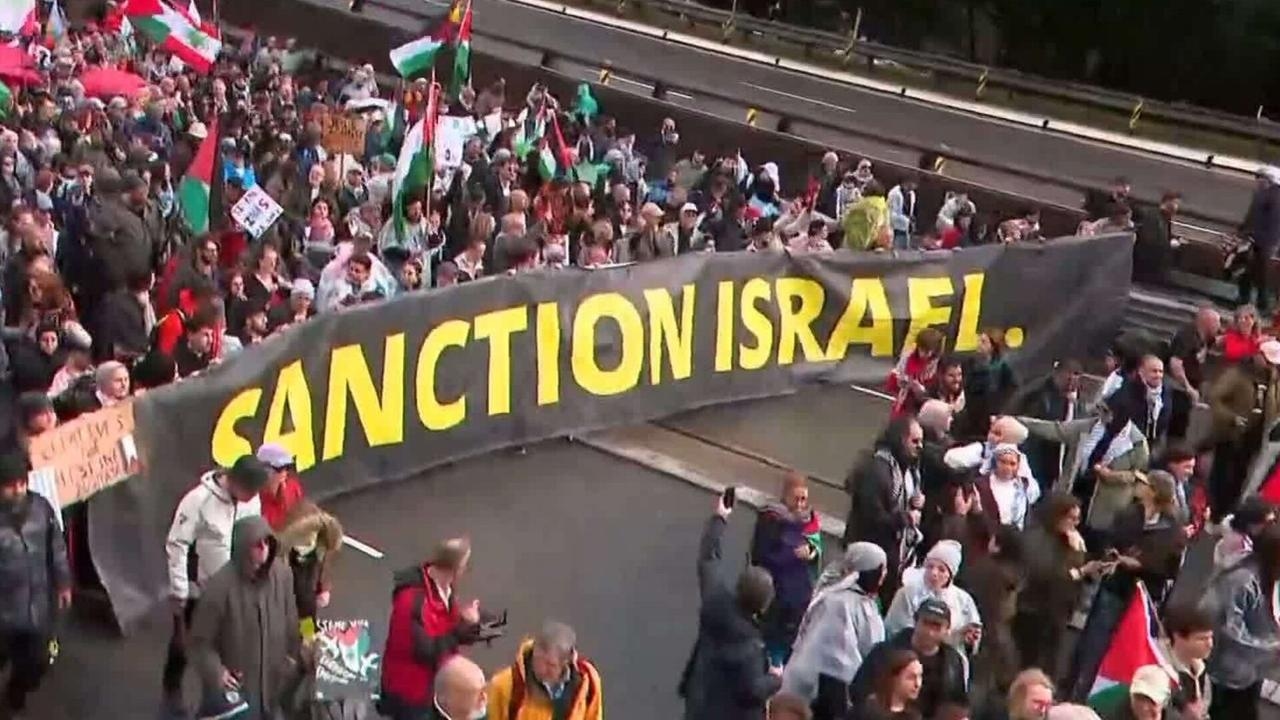 Anti-Israel Sydney Harbour Bridge protest calls for death of Israeli soldiers