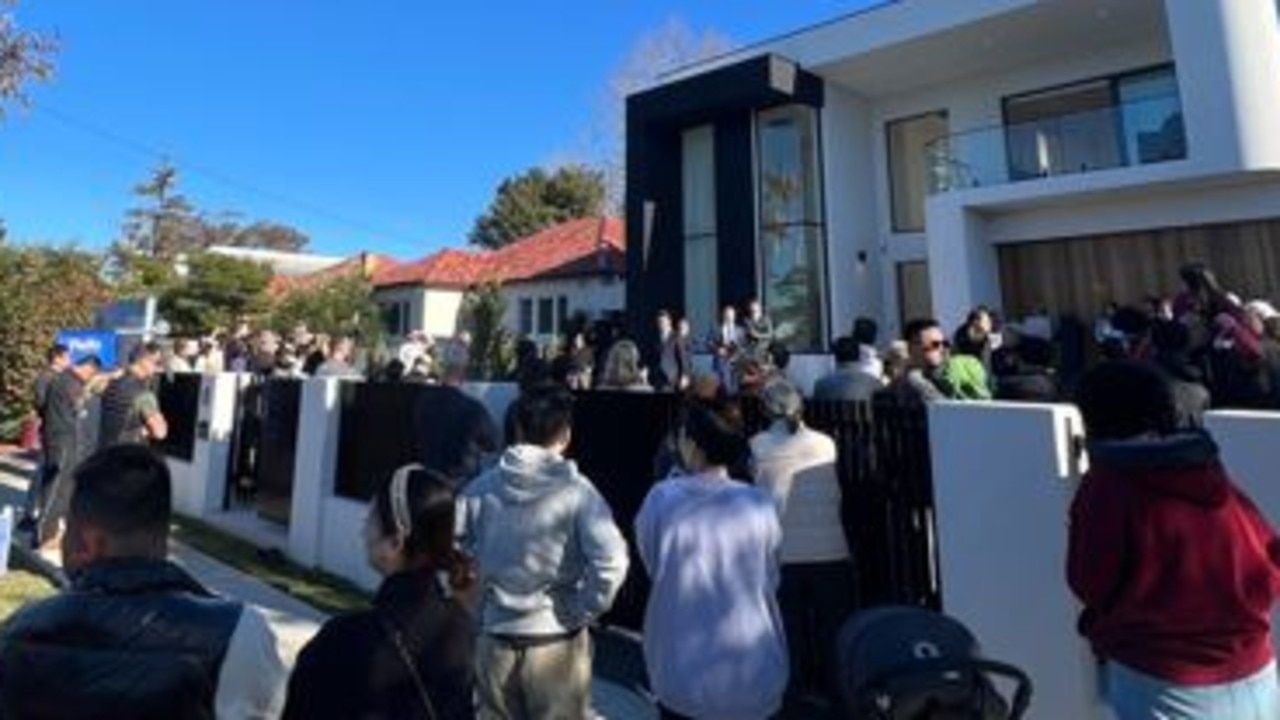 Hundreds cram into front yard for the auction no-one wanted to miss