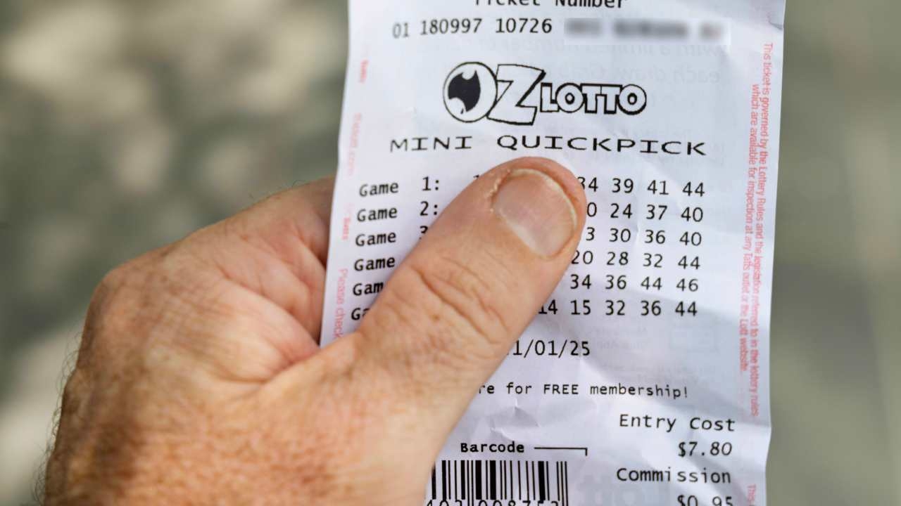 Lottery officials searching for one lucky Victorian resident who won Oz Lotto $70m jackpot after buying ticket online