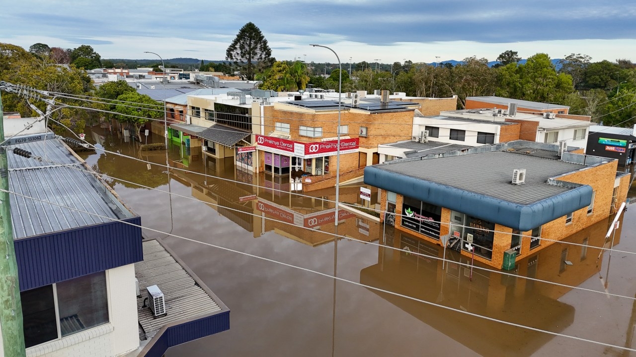 NSW Premier says he will 'put the heat on' insurers to speed up flood payouts as almost 800 homes left uninhabitable