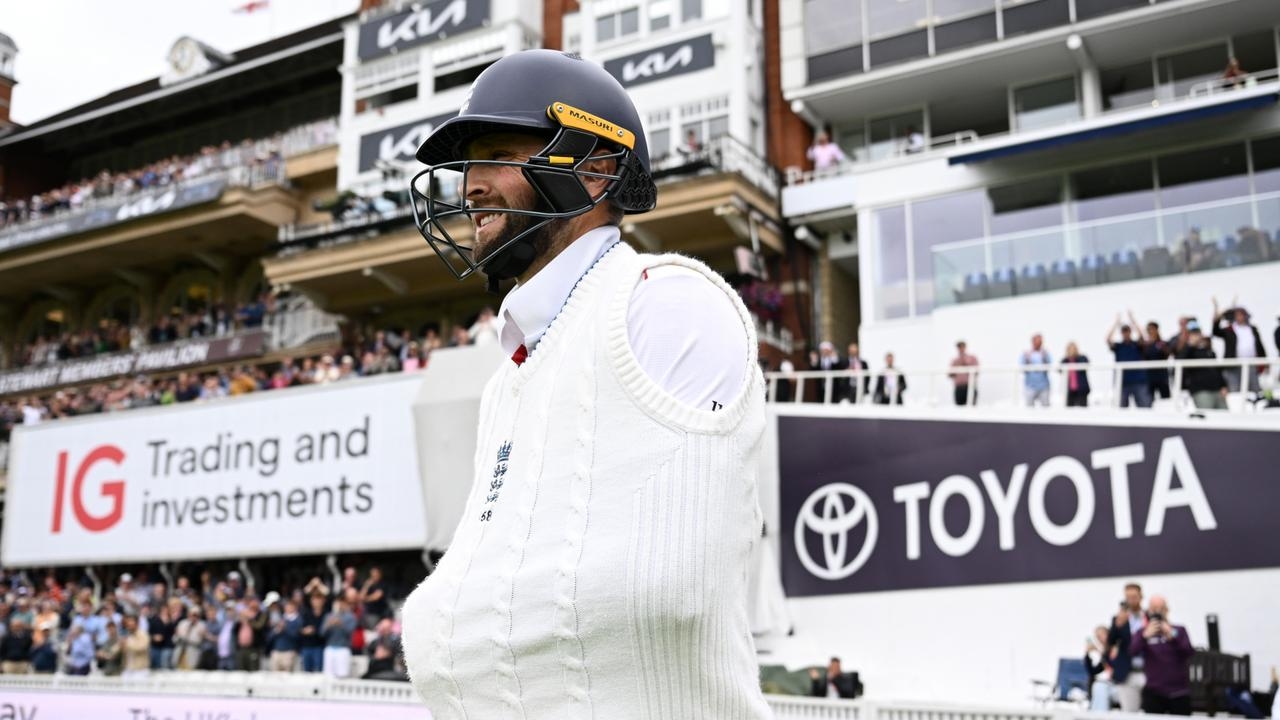 England star's heroic act as India Test goes down to the wire