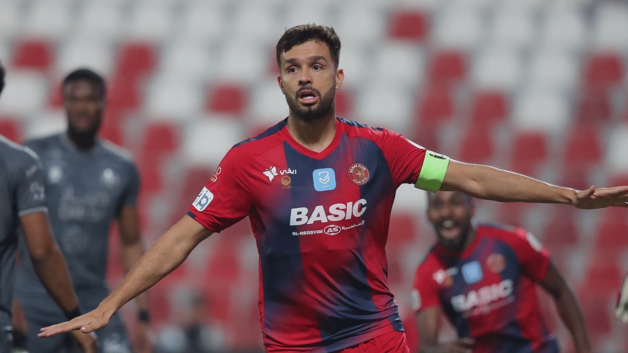 محترف ضمك: الهلال سيحقق الدوري وآسيا .. فيديو