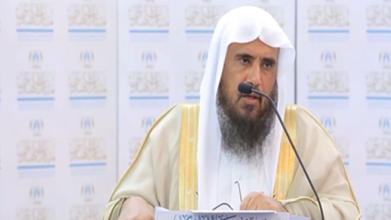 الخثلان: من أفطر وهو شاك في غروب الشمس فسد صومه .. فيديو