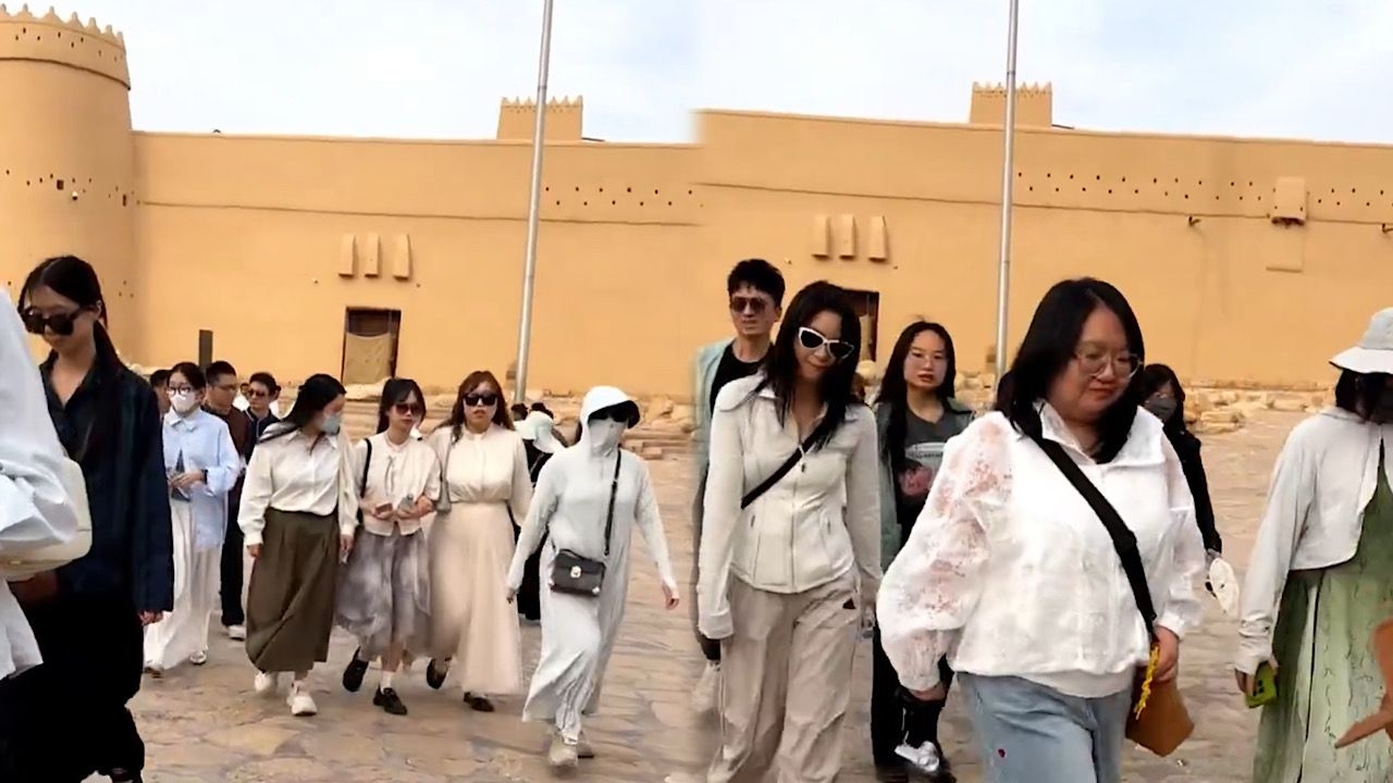 أعداد كبيرة من السياح الصينيين يستمتعون بأجواء الرياض.. فيديو