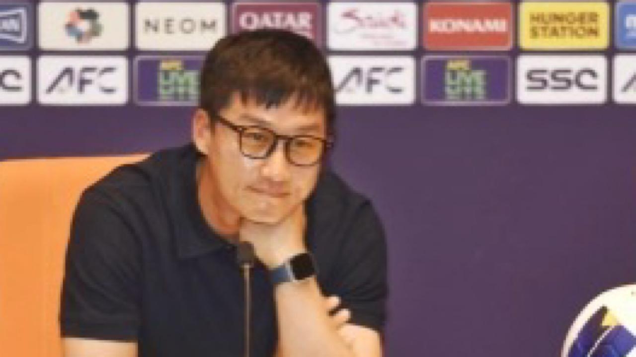 مدرب غوانغجو يُعلق على تصريحات لاعبه بعد تحديه لمدافع ⁧‫الهلال‬⁩ كوليبالي