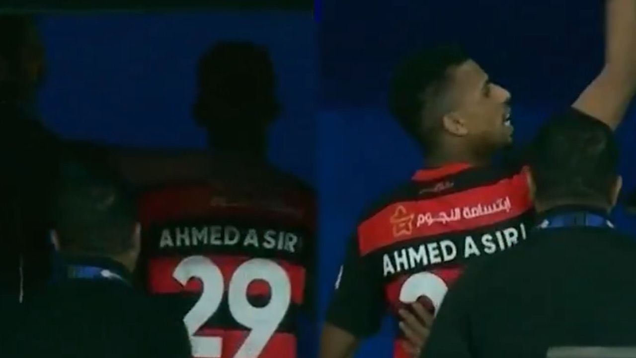 أحمد عسيري يبصق على مشجع نصراوي بعد طرده من المباراة.. فيديو