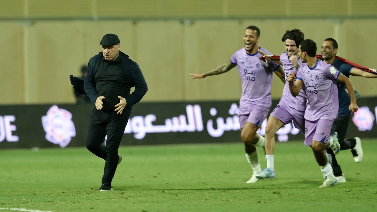 فرحة هستيرية لـ بن زكري بعد ضمان بقاء الخلود في روشن .. فيديو