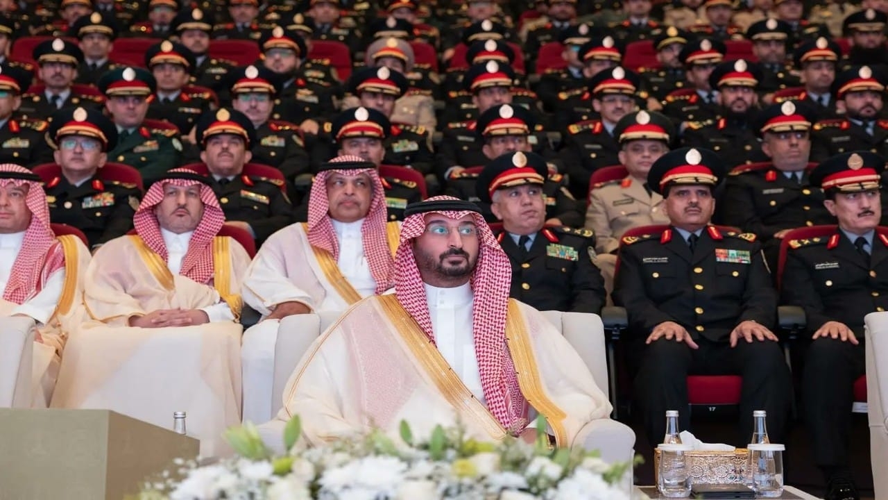 وزير الحرس الوطني يرعى حفل تخريج دفعة برنامجي القيادة والأركان والدراسات العسكرية.. صور