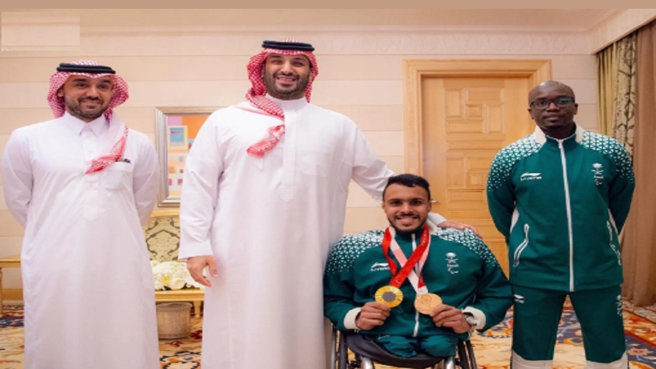 ولي العهد يستقبل القرشي لتحقيقه ذهبية الألعاب البارالمبية في باريس .. صور