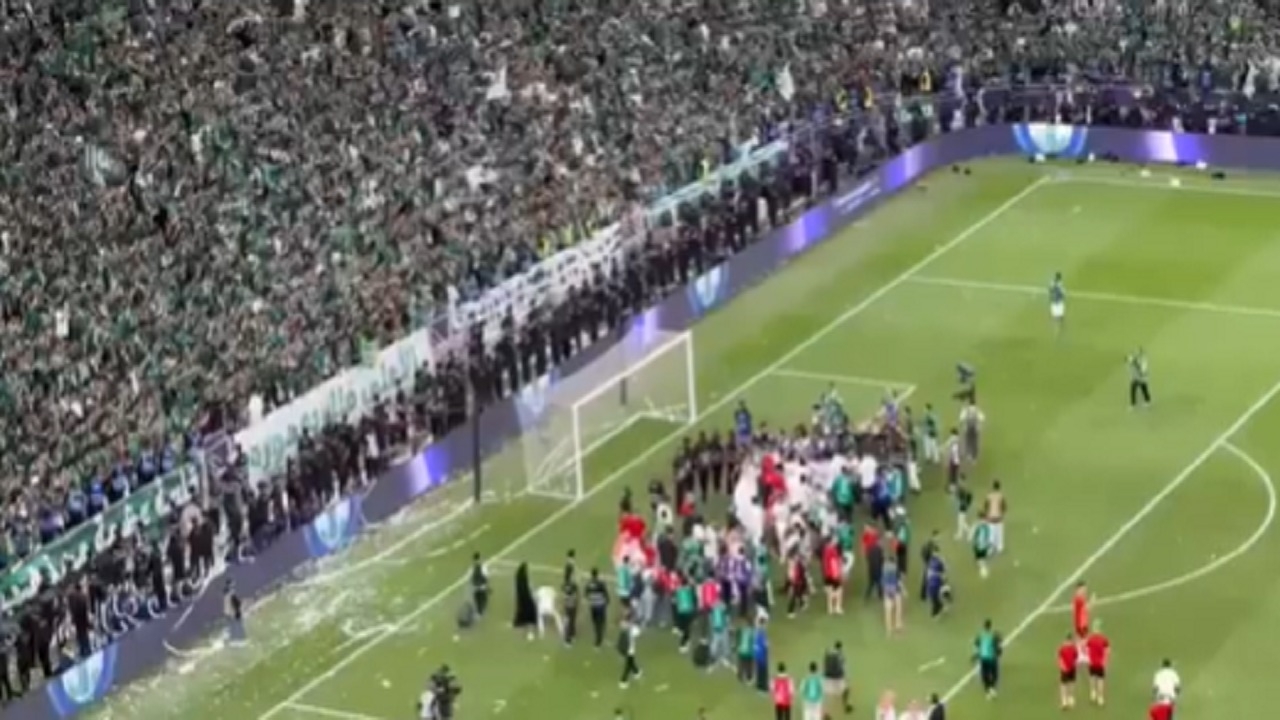 لاعبو الأهلي يحتفلون باللقب الآسيوي مع جماهيرهم .. فيديو