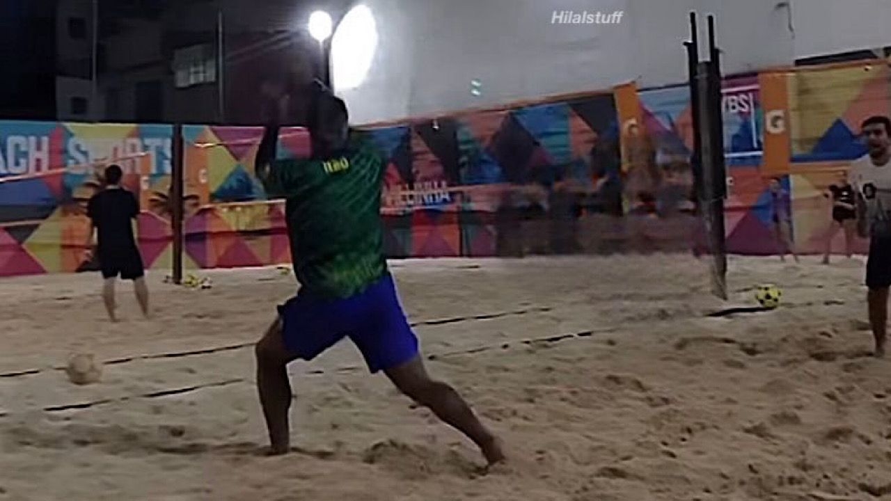 مالكوم يلعب كرة القدم الشاطئية في البرازيل .. فيديو