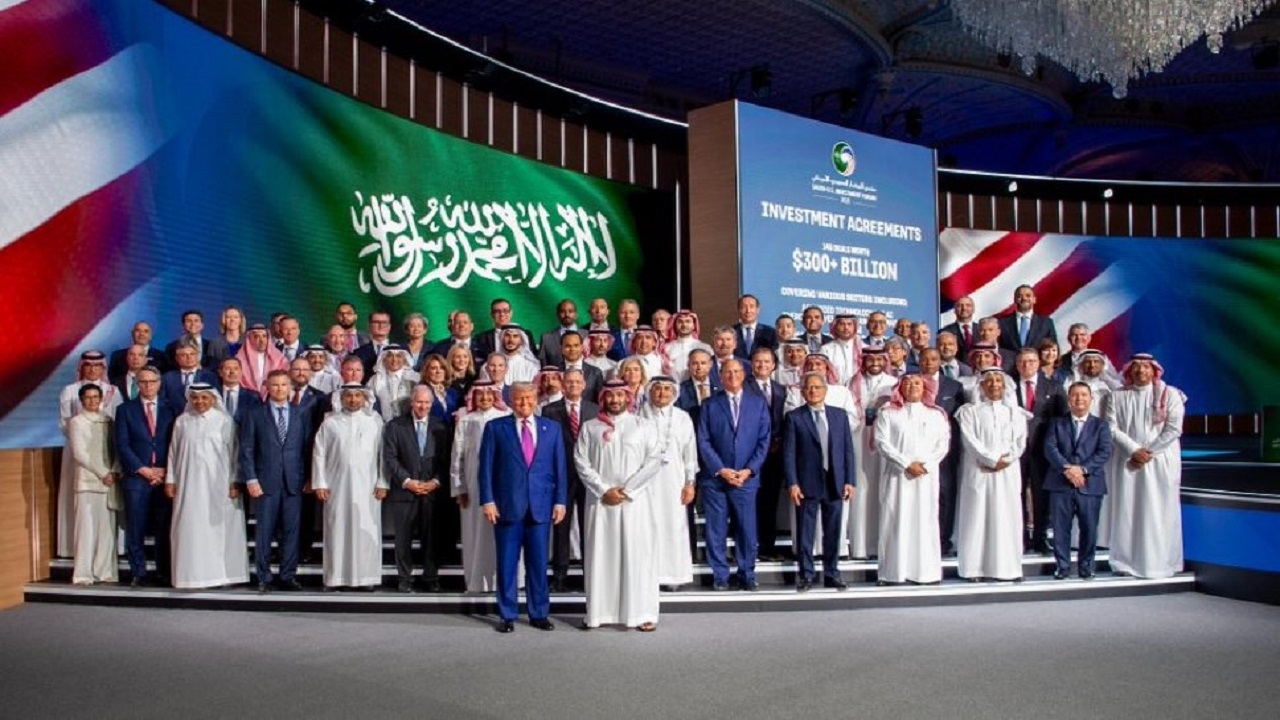صور تذكارية تجمع ولي العهد وترامب بعد انتهاء المؤتمر.. فيديو