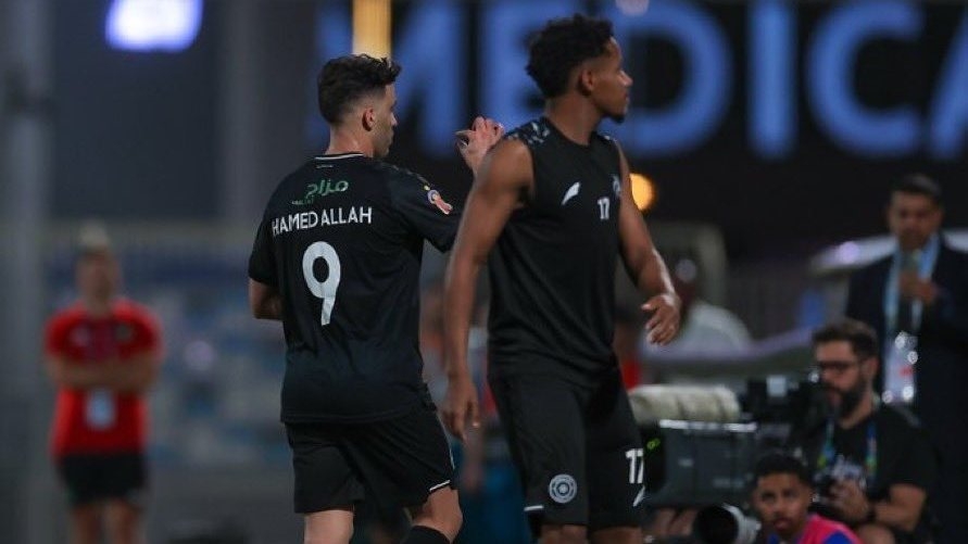 ردة فعل حمدالله مع جماهير الاهلي بعد طرده .. فيديو