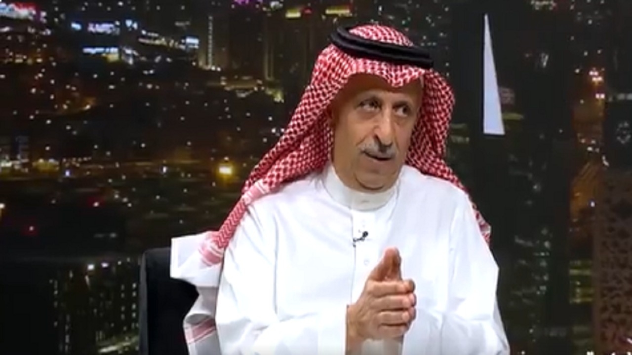 الدموع تغالب وزير الدولة السابق سعود المتحمي عند سؤاله عن أمه .. فيديو