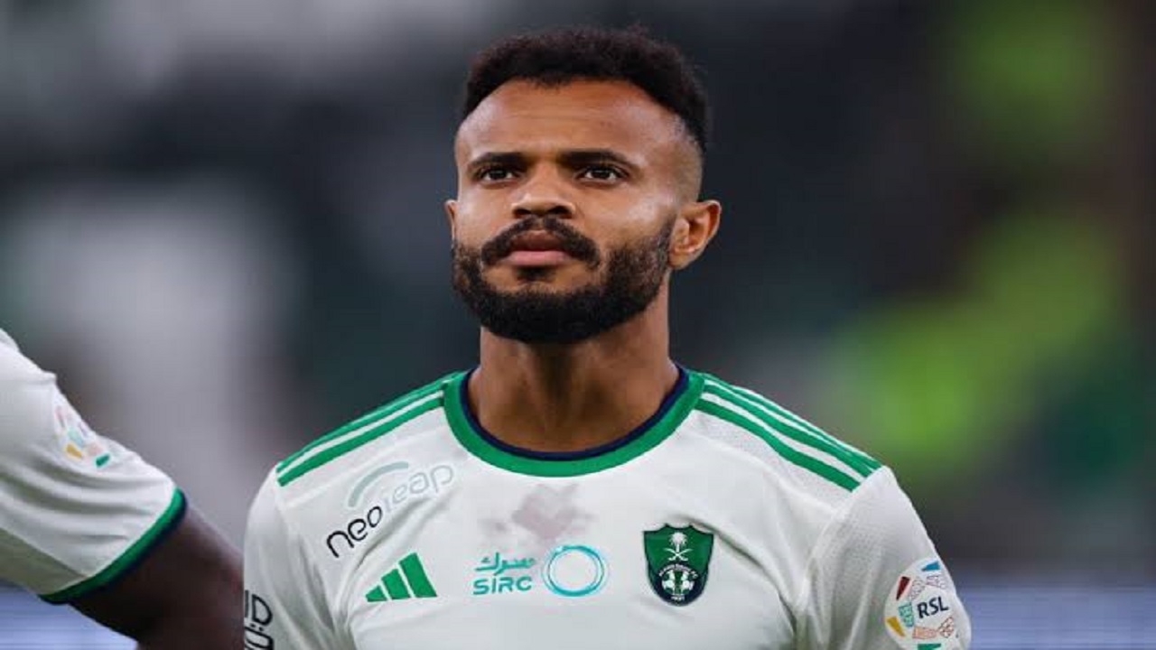 الأهلي يمدد عقد مدافعه