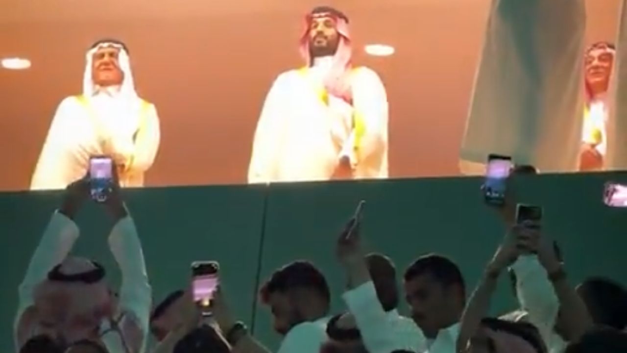 الجماهير تعبر عن حبها واعتزازها لسمو ولي العهد ..فيديو