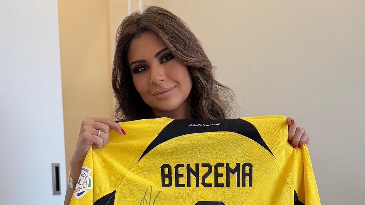 سارة دندراوي تحتفل بقميص بنزيما بعد تتويج الاتحاد بطلاً للدوري