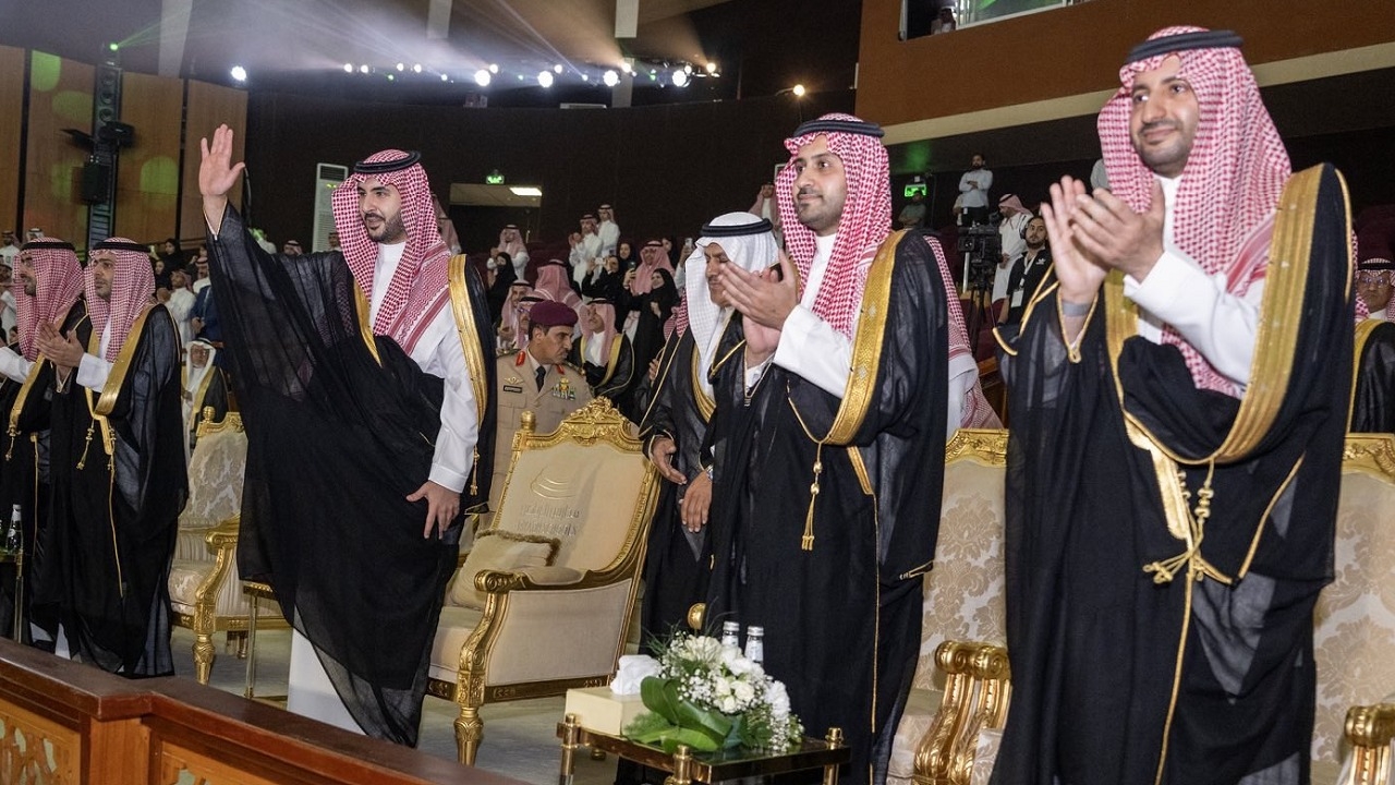 الأمير خالد بن سلمان يحضر حفل تخرج ابنه من مدارس الرياض .. فيديو