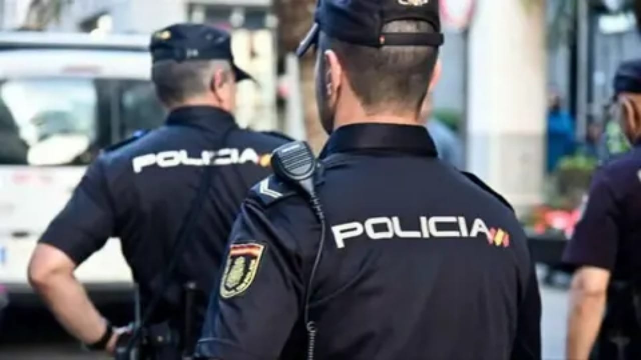 إيقاف زوجين احتجزا أطفالهم ثلاث سنوات في ظروف مزرية