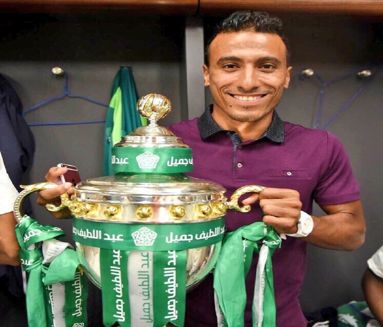 لاعب النادي الأهلي يعلن اعتزاله كرة القدم رسميًا