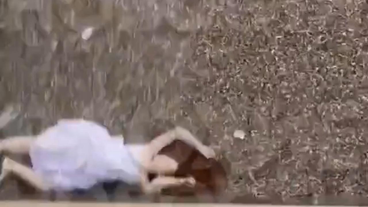 شابة قفزت من النافذة هرباً من اعتداء صديقها ‏..فيديو