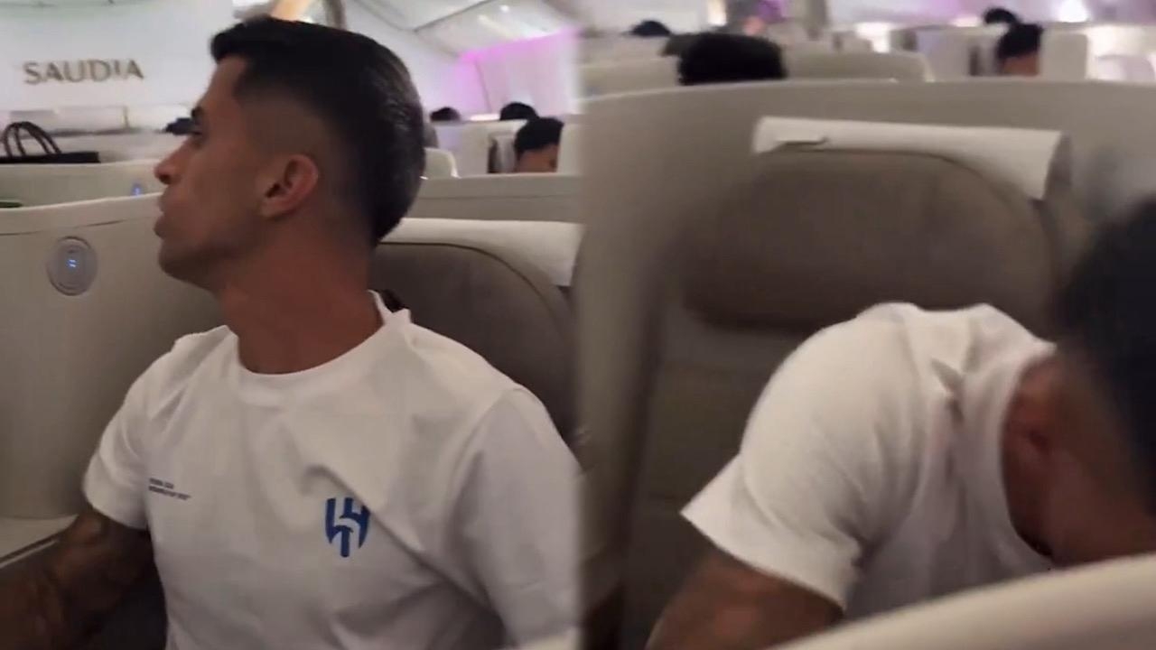كنو يمازح كانسيلو بعد الرحلة الطويلة إلى واشنطن..فيديو