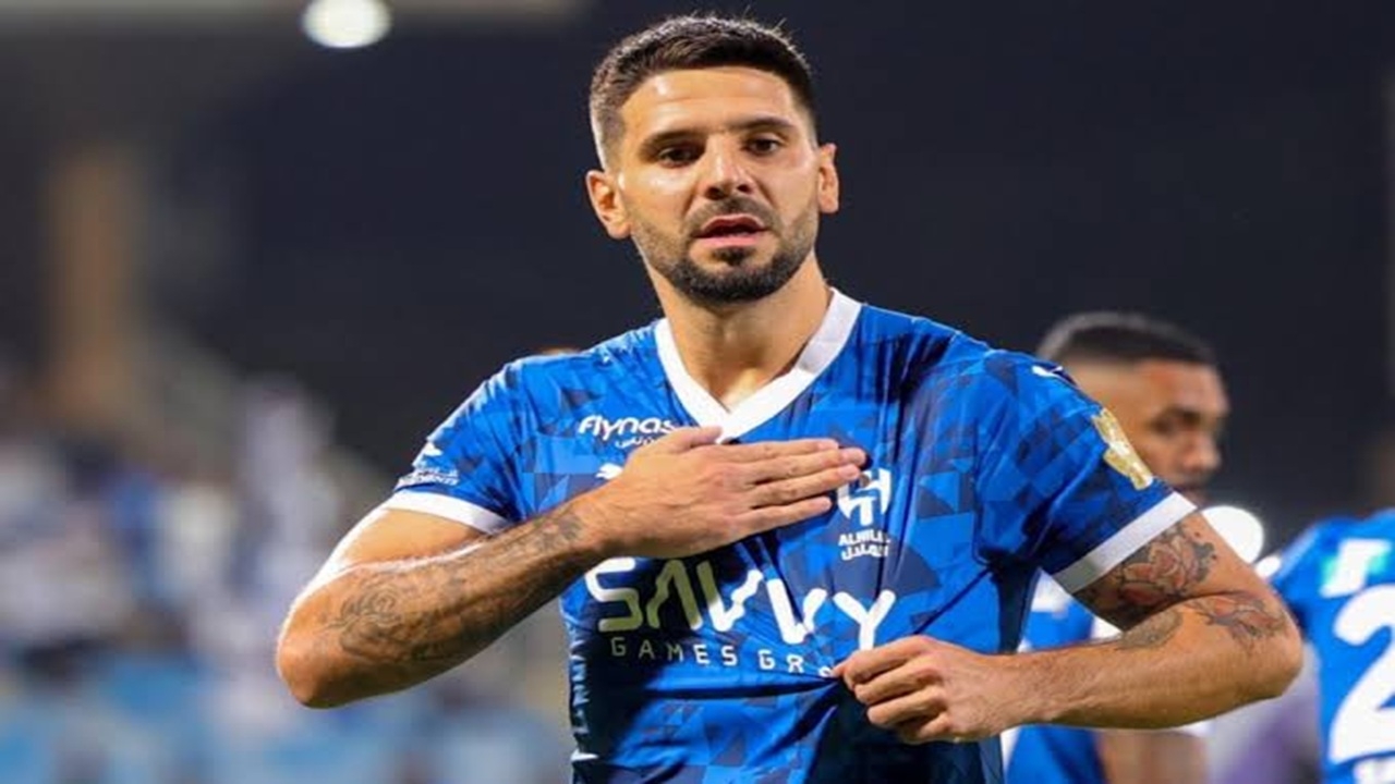 ميتروفيتش يداعب أحد الجماهير خلال وصول بعثة الهلال إلى مقر الإقامة